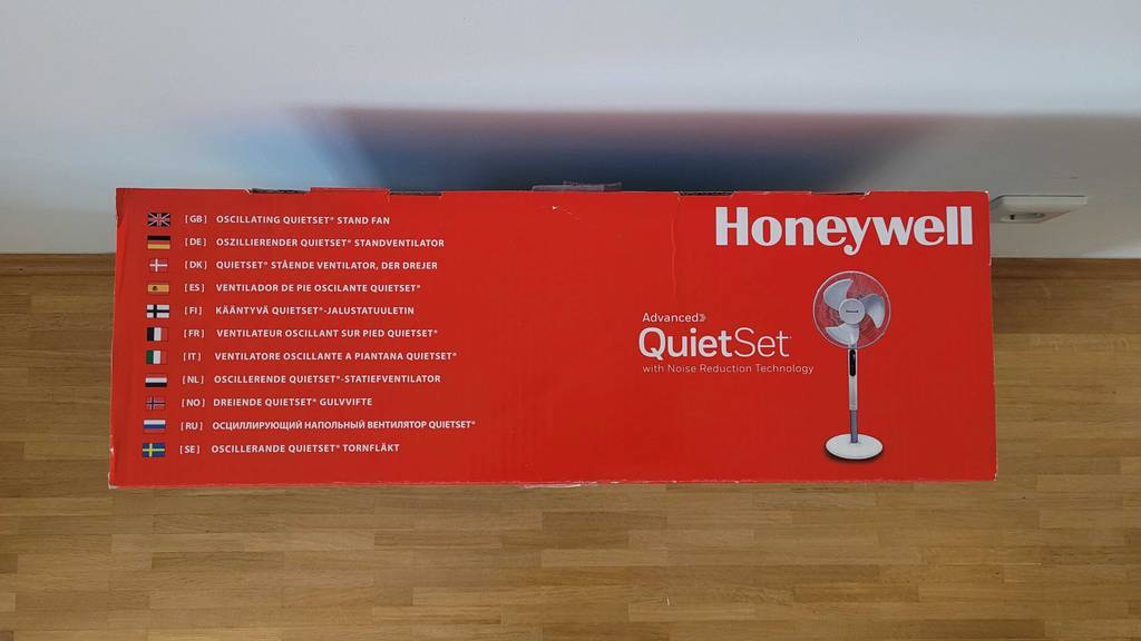 Auf dem Boden steht die Verpackung von einem getesteten Honeywell-Ventilator.