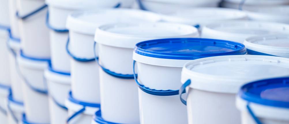 Honigeimer-Test: Weiße Eimer mit blauen Henkeln und weißen oder blauen Deckeln