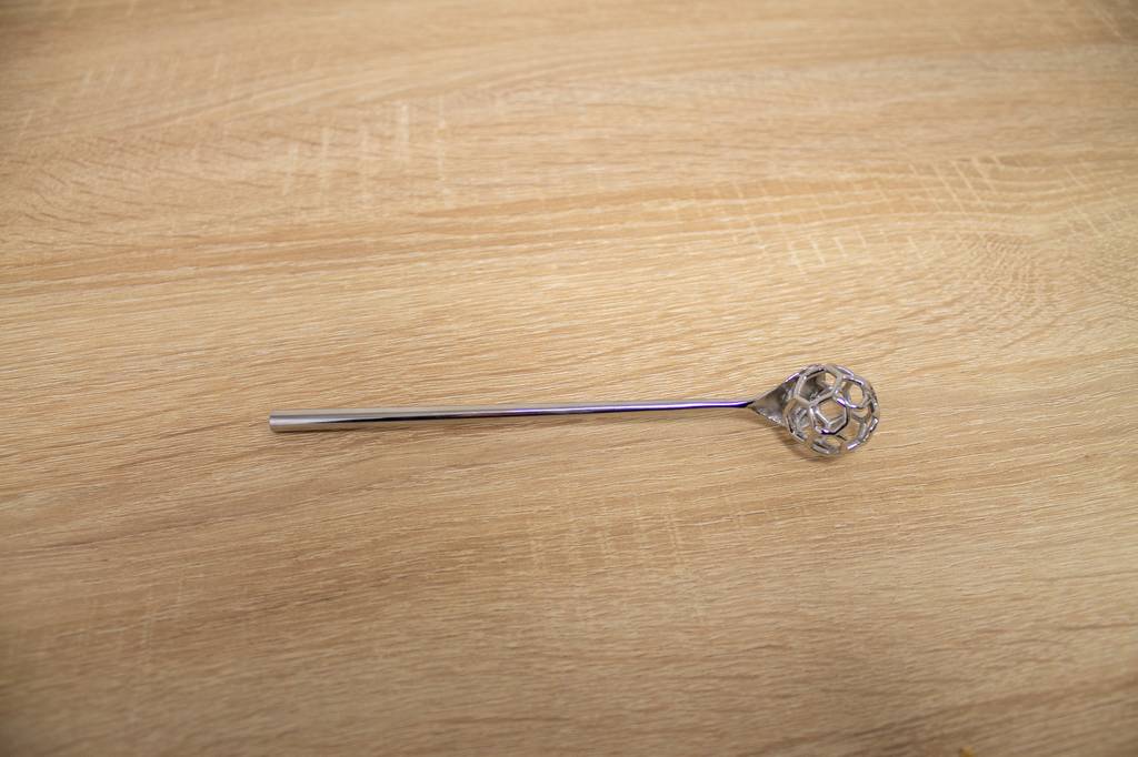Honiglöffel-Test: Honigwaben-Löffel auf Tisch.