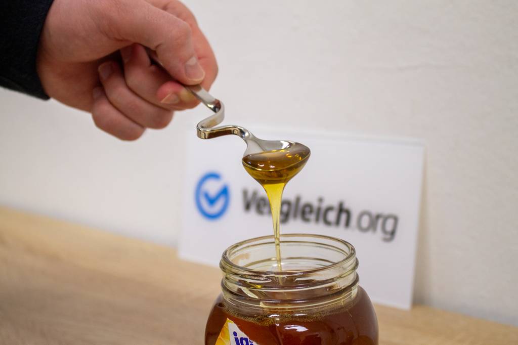 Honiglöffel-Test: Honiglöffel tropft ins Glas.