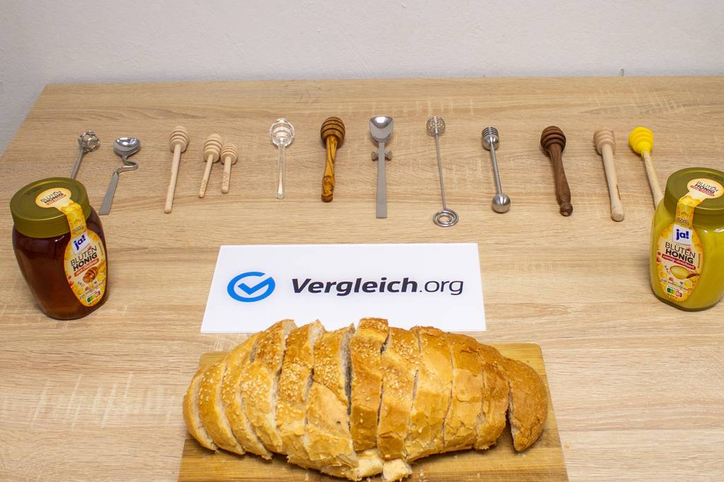 Honiglöffel-Test: Gesamte Ansicht von allen getesteten Honiglöffeln.
