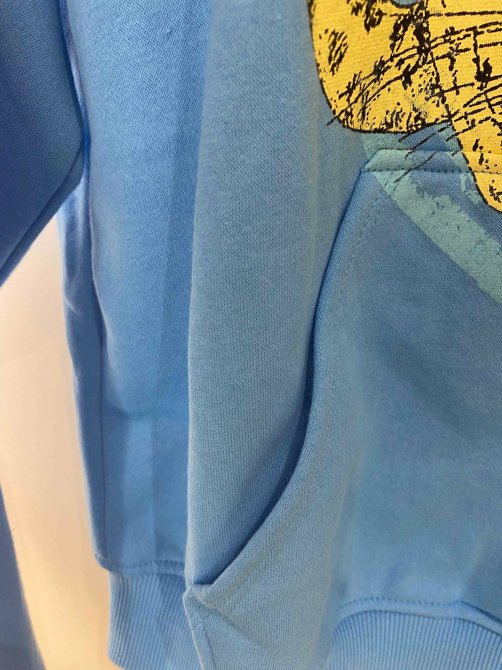 Nahaufnahme der Tascheneingriffes eines getesteten Damen-Hoodies.