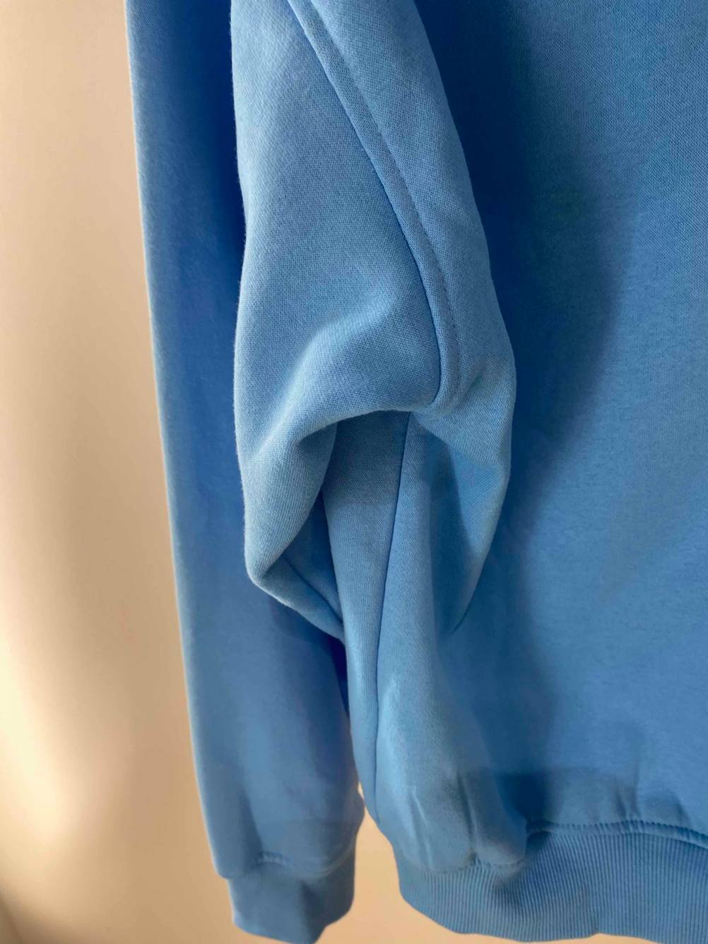 Hoodie Damen getestet: Nahaufnahme der Nähte am Arm.