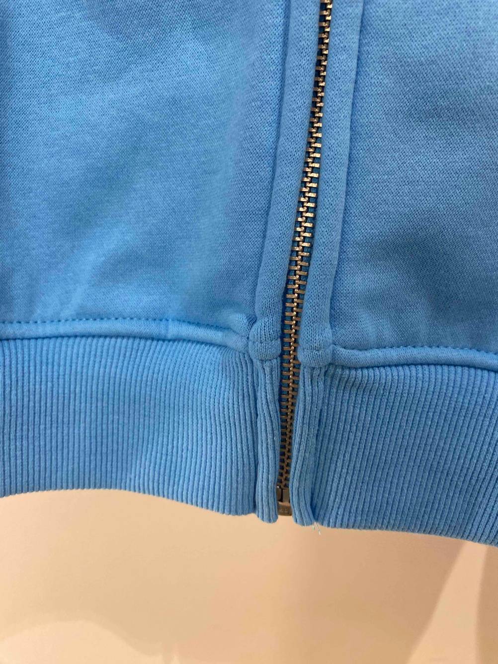 Reißverschluss von einem getesteten Hoodie für Damen.