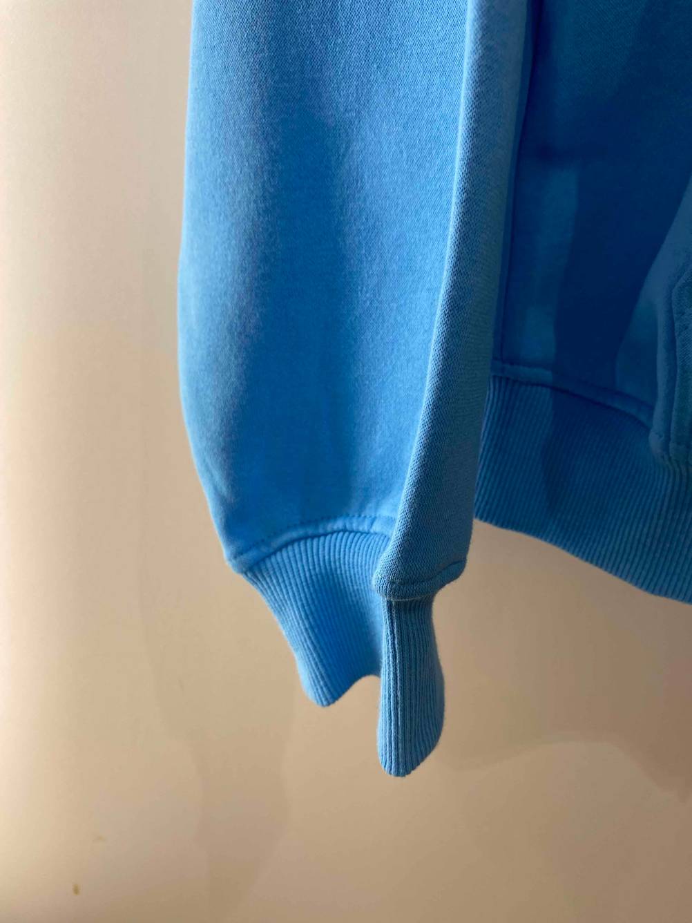 Ärmel von einem getesteten Hoodie für Damen.