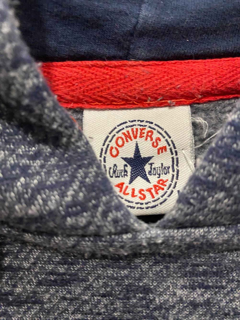 Im Test: Nahaufnahme des Labels auf der Innenseite eines Hoodie für Herren.
