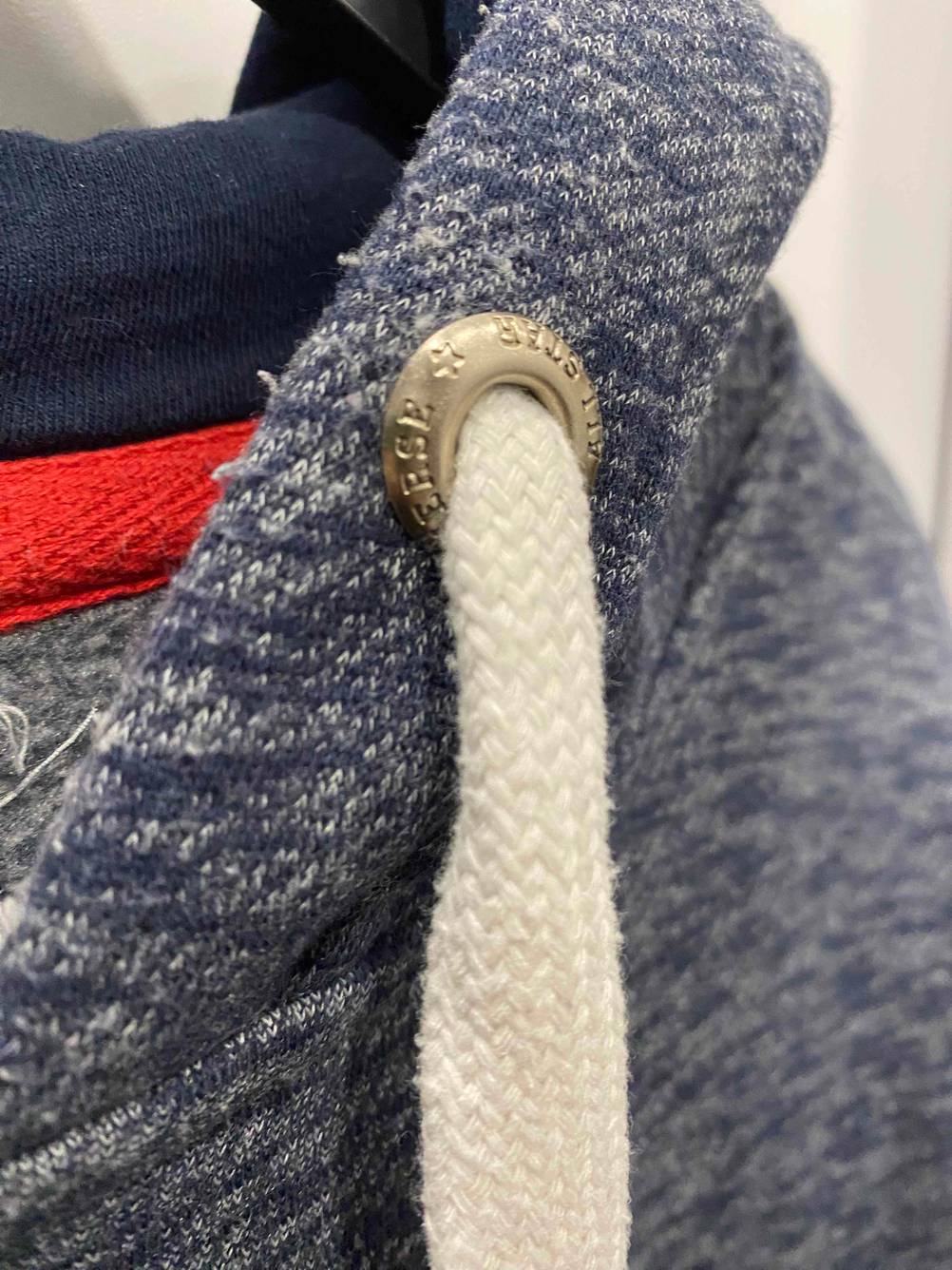 Hoodie Herren getestet: Nahaufnahme der Öse an der Kaputze.
