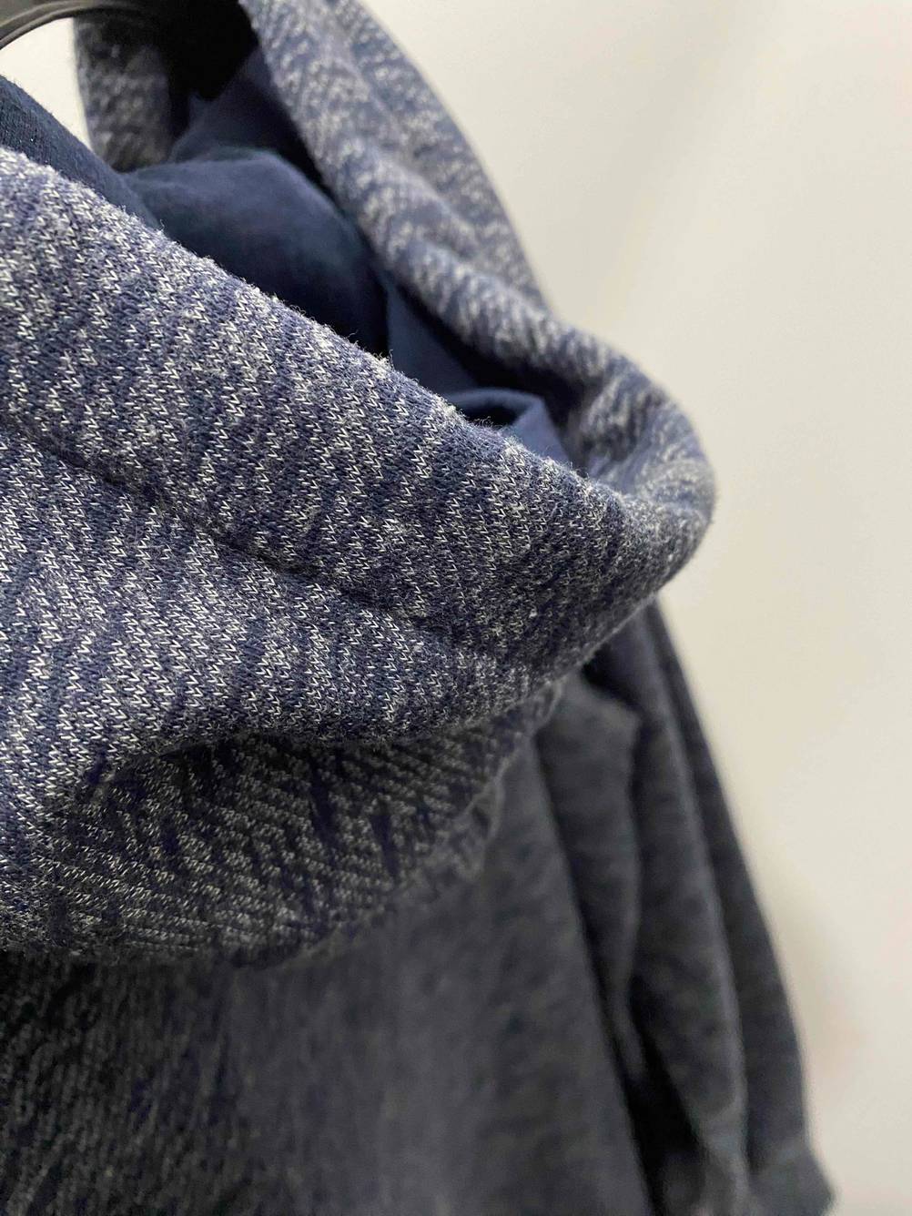 Ein getesteter Hoodie für Herren mit Kapuze. 