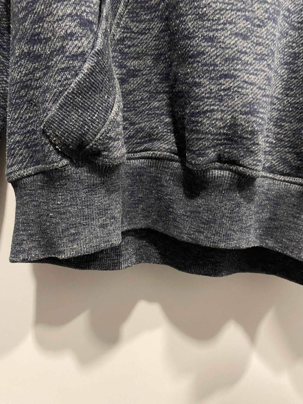 Ein getesteter Hoodie für Herren mit eingebauten Taschen. 
