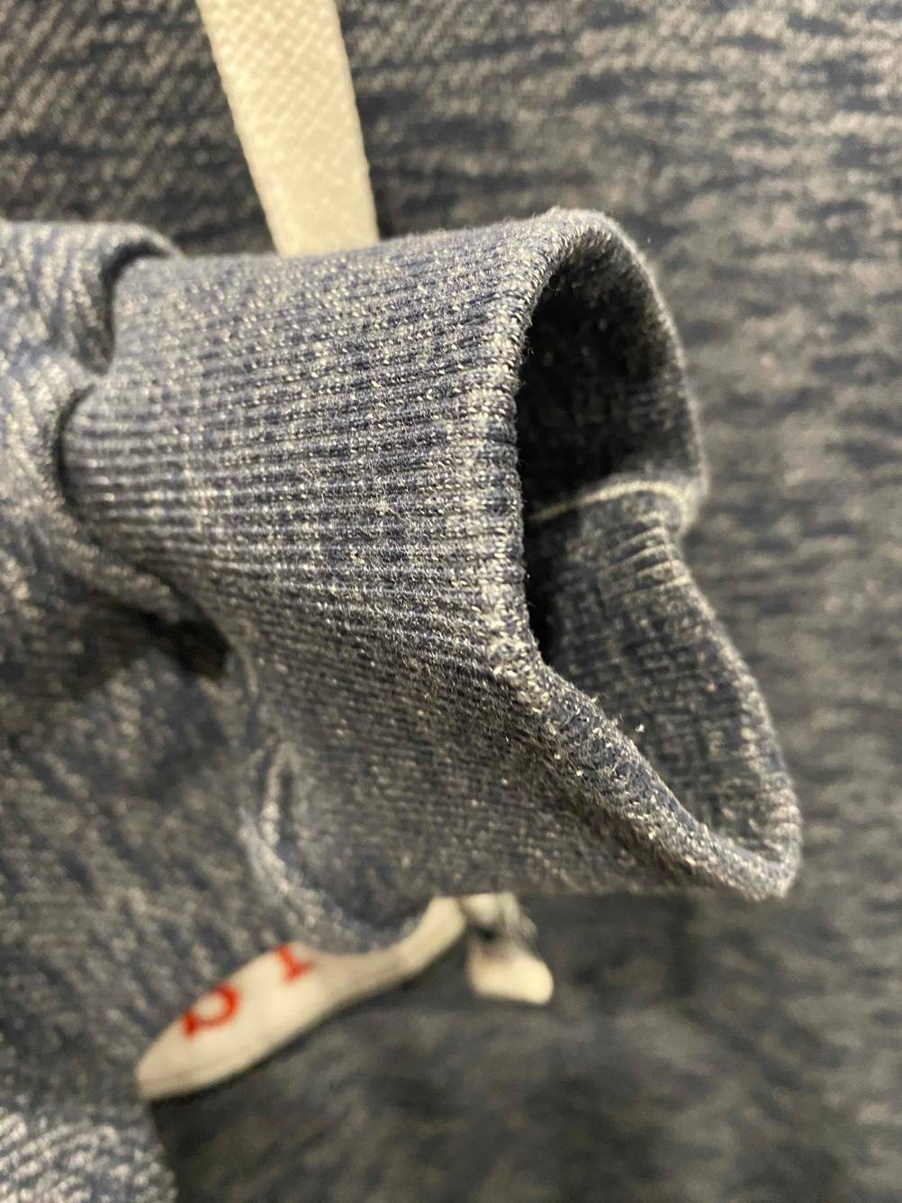 Ärmel von einem getesteten Hoodie für Herren der Marke Converse.