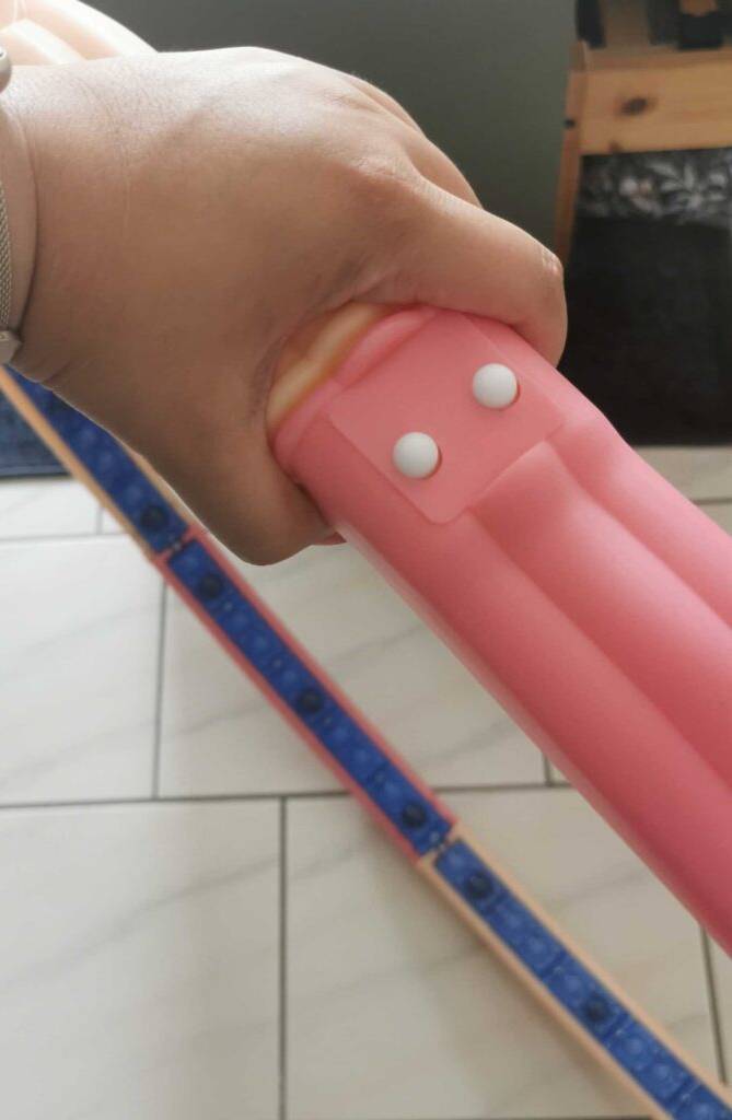 Nahaufnahme zweier verbundener Elemente eines getesteten Hula-Hoop-Reifens zum Abnehmen.