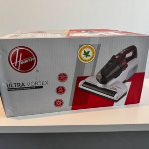 Der Karton des Hoover Ultra Vortex steht auf einer weißen Ablagefläche