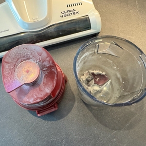 Der geöffnete und verschmutzte Behälter des Hoover Ultra Vortex