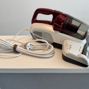 Der Hoover Ultra Vortex steht auf einer weißen Ablagefläche