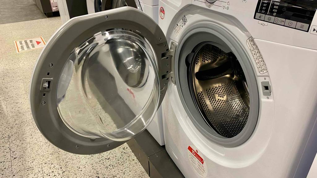 Im Test: Die Türe einer Hoover-Waschmaschine ist geöffnet, mit Blick von schräg oben.