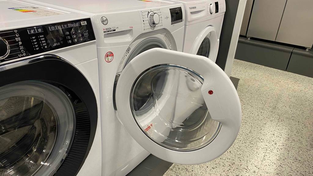Außenansicht einer geöffneten Tür einer getesteten Hoover Waschmaschine.