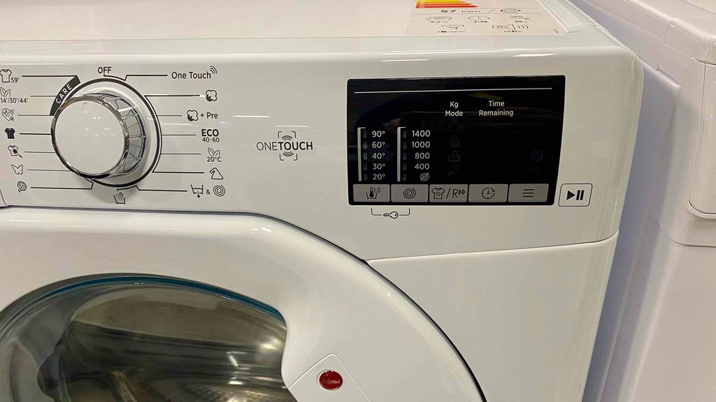 Detailansicht des Programmierbedienfelds einer getesteten Hoover-Waschmaschine.