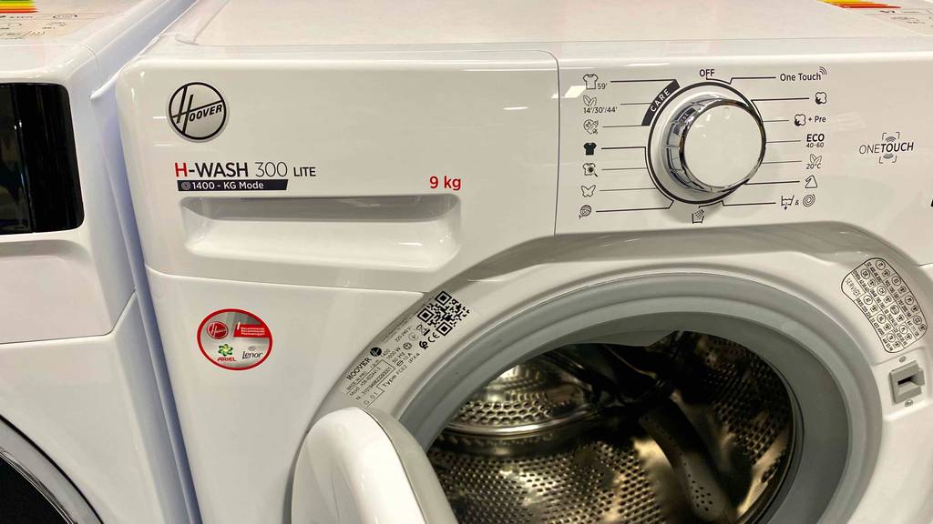 Hoover-Waschmaschine getestet: Detailansicht des geschlossenen Waschmittelfachs in Frontansicht.