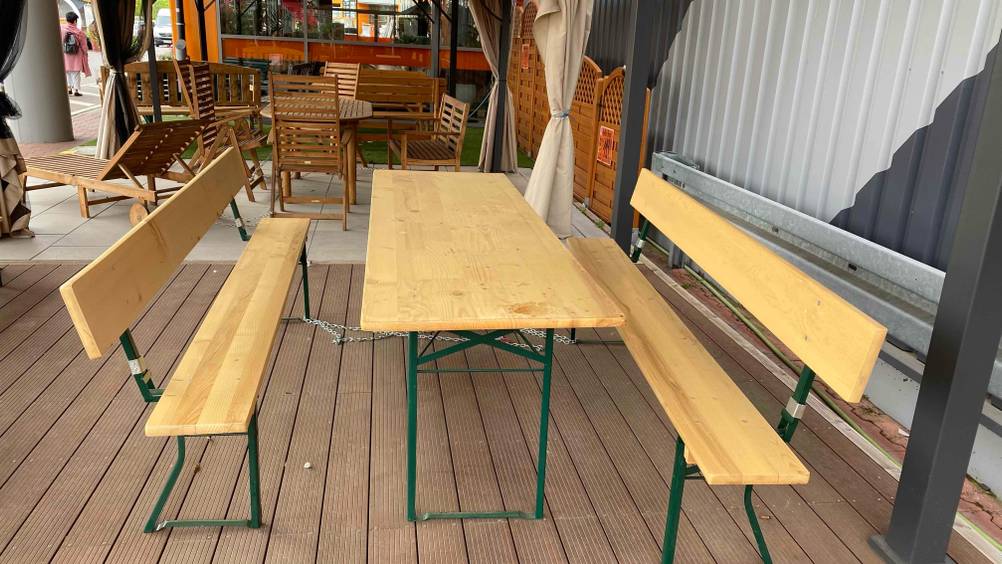 Seitenansicht einer auf einer Terrasse aufgestellten Bierzeltgarnitur mit Lehne im Test.