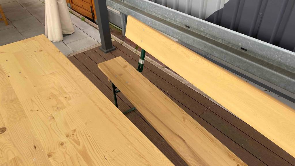 Im Test: Materialdetailansicht von oben auf den Tisch und die Sitzfläche einer Bierzeltgarnitur mit Lehne.