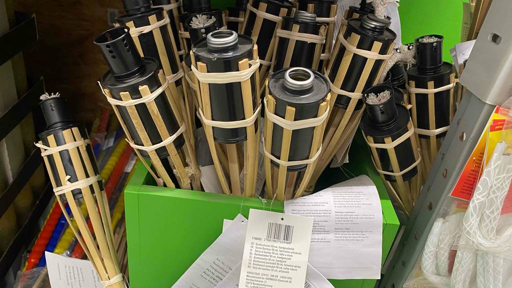 Gartenfackel im Test: Mehrere Fackeln stehen in einer Box.