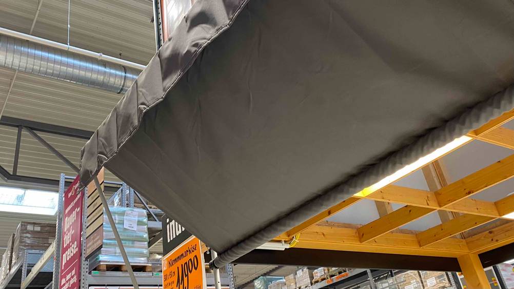 Im Test: Eine Klemmmarkise von unten inklusive Preisschild in einem Baumarkt.