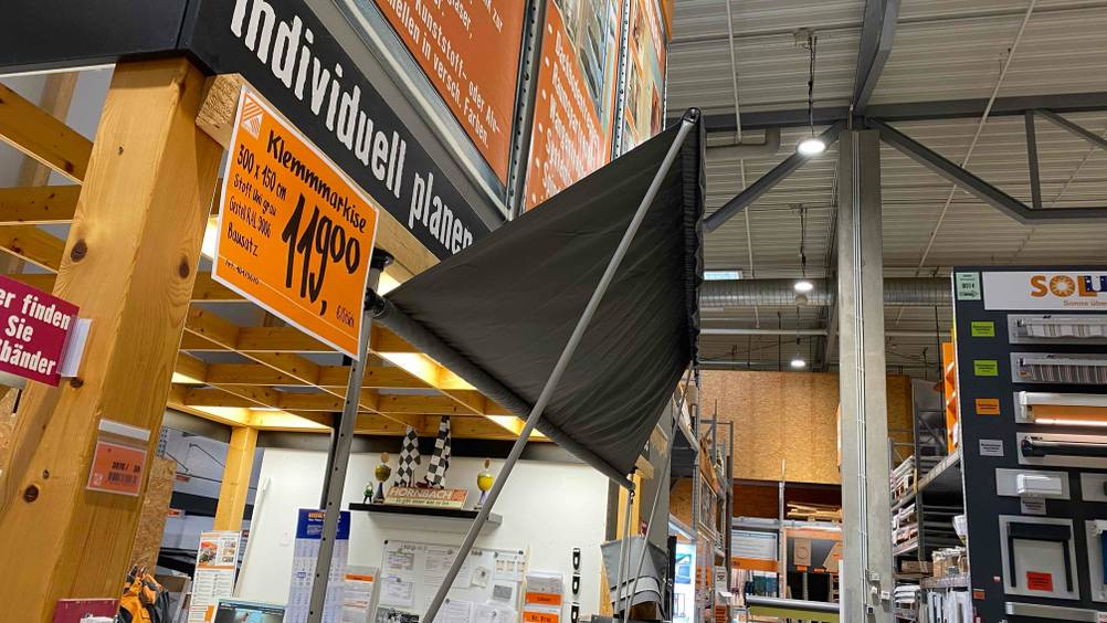 Klemmmarkise getestet: Ein Produkt in einem Baumarkt aufgebaut inklusive Preisangabe.