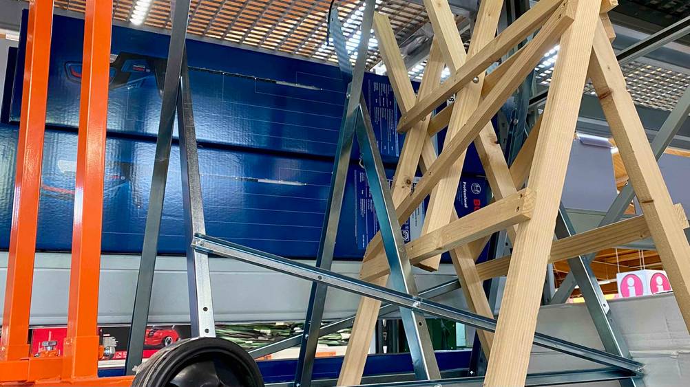 Im Test: Nahaufnahme der Standfläche mit Rollen eines Sägebocks in einem Verkaufsregal.