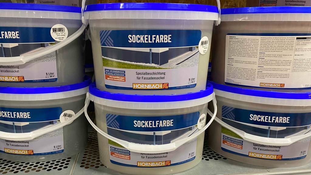 Sockelfarbe im Test: mehrere Eimer stehen gestapelt auf- und nebeneinander in einem Regal.