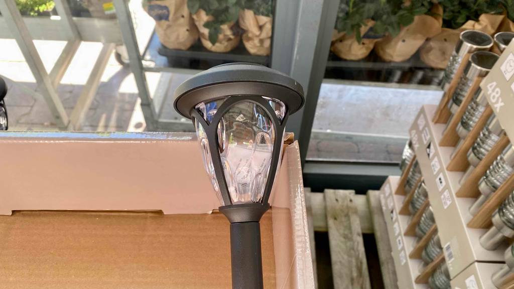 Detailansicht der Leuchteinheit einer getesteten Solar-Wegeleuchte.