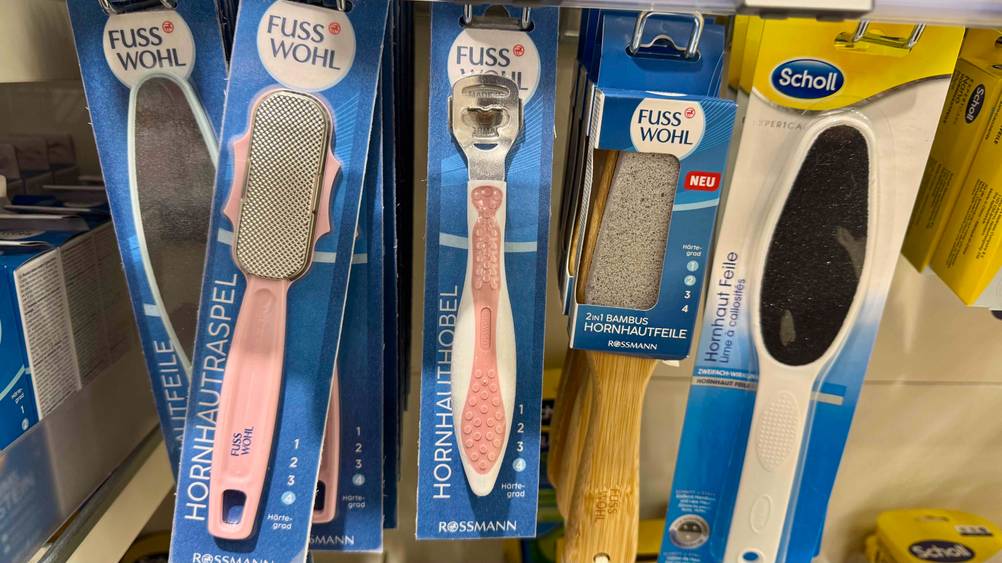 In einem Verkaufsregal hängt neben anderen Produkten ein getesteter Hornhauthobel.