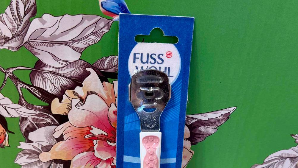 Hornhauthobel getestet: Nahaufnahme des verpackten Gerätes mit Logo.