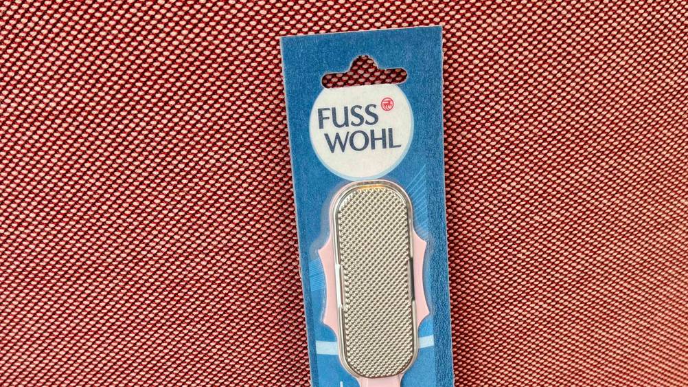 Hornhautraspel im Test: Nahaufnahme des Logos auf der Verpackung.