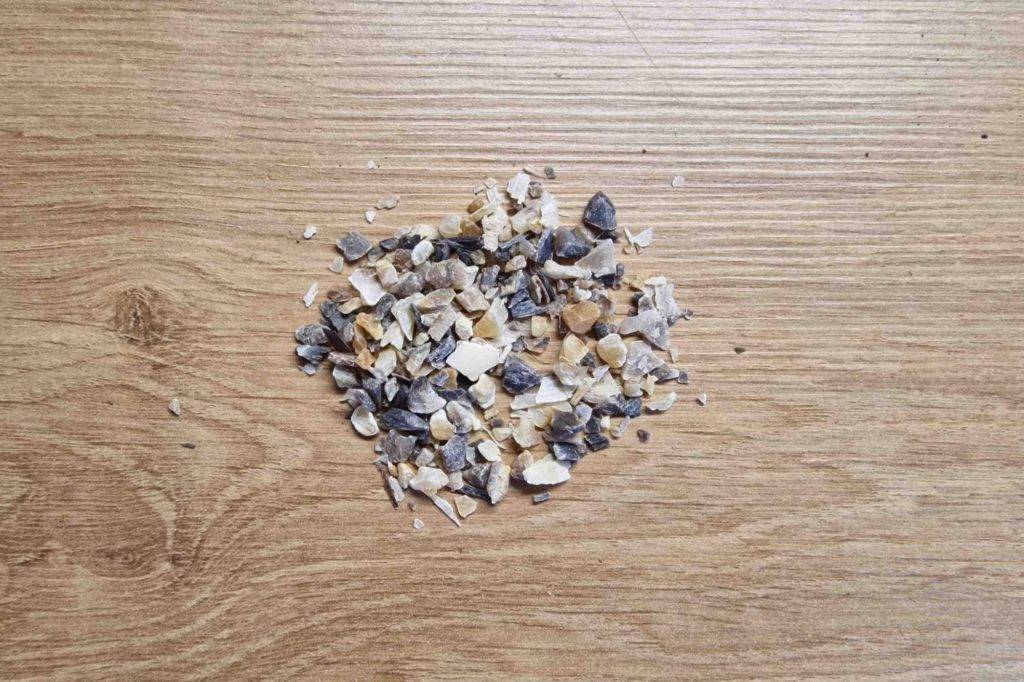 Hornspäne getestet: Einzelne Hornspäne liegen auf Holzboden.