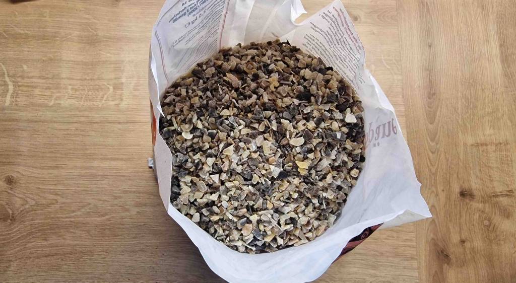 Getestet: Nahansicht von oben in einen geöffneten Sack Hornspäne.