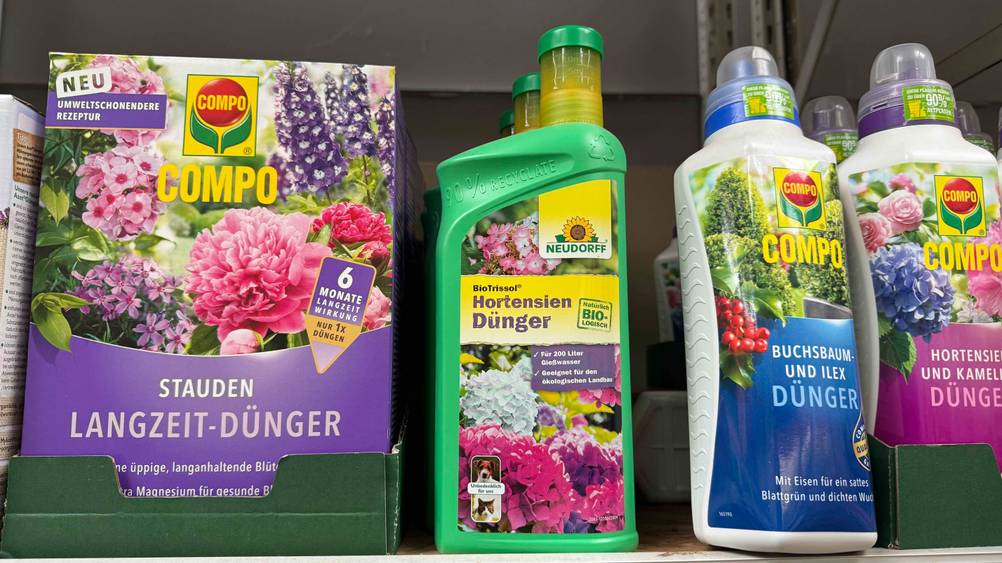 Mehrere Flaschen des getesteten Hortensiendünger steht neben anderen Produkten im Verkaufsregal.