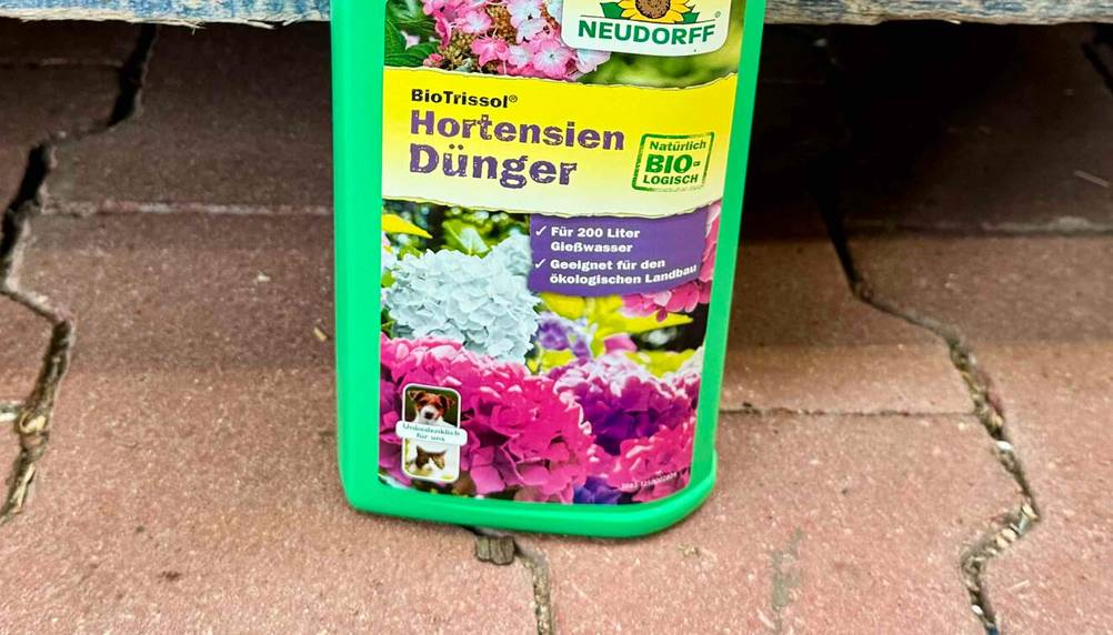 Hortensiendünger im Test: Nahaufnahme des Labels auf der Vorderseite mit Artikelbezeichnung.