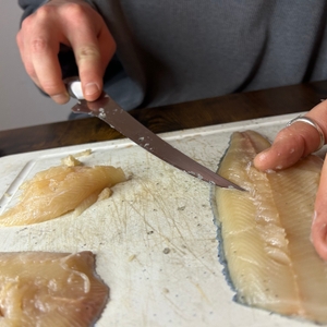 Filetiermesser-Test: Fisch mit Filetiermesser.