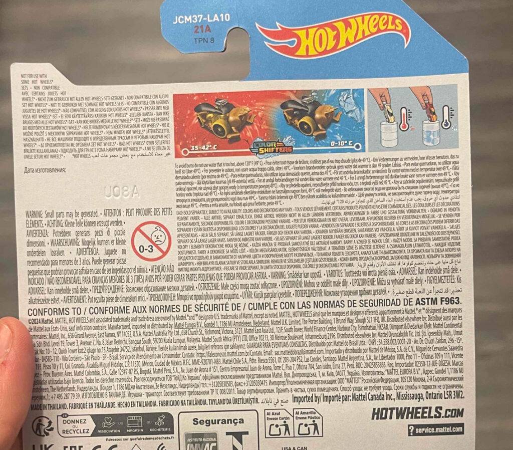 Detailansicht der Rückseite einer Verpackung von dem Hot-Wheels-Auto im Test.