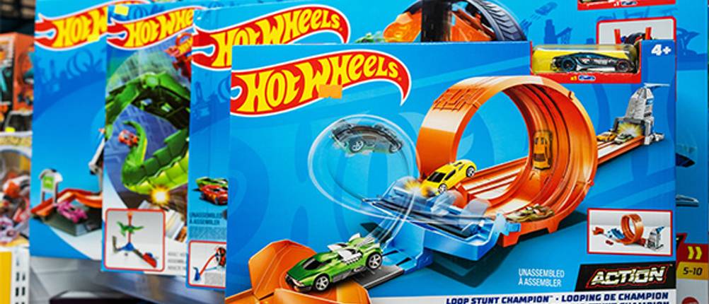 Hot-Wheels-Bahn im Test: Hier ist die Verpackung der Hot-Wheels-Action-Bahn zu sehen.