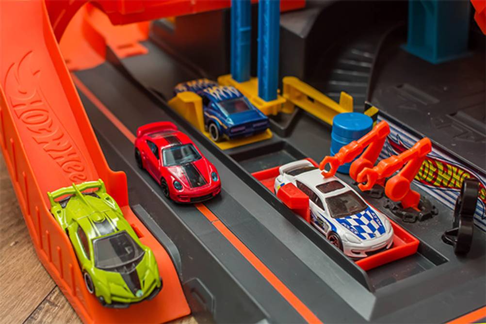 Hot-Wheels-Bahn im Test: Hier ist eine Service-Station für parkende Autos zu sehen.