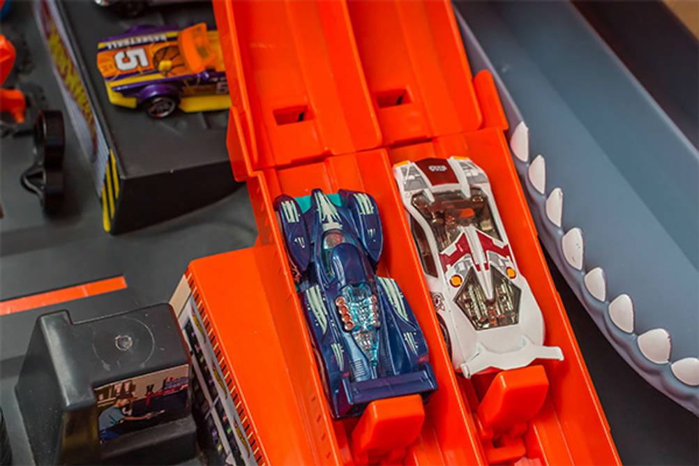 Hot-Wheels-Bahn im Test: Zwei Autos auf der Bahn in Startposition.