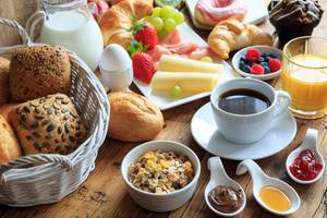 Hotels im Test: Auf einem gedeckten Frühstückstisch stehen verschiedene Zutaten für ein ausgewogenes Frühstück.