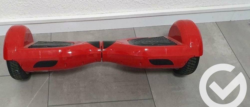 Hoverboard-Test: rotes Hoverboard auf Fliesenuntergrund