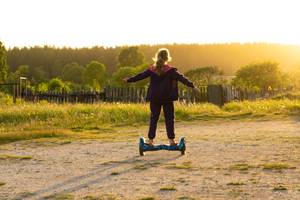 Hoverboard-Gelände-Test: Ein Mädchen auf einem Hoverboard auf unebenem Gelände. 