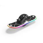 Hoverboard-Test: buntes Hoverboard-Skateboard vor weißem Hintergrund mit Schatten