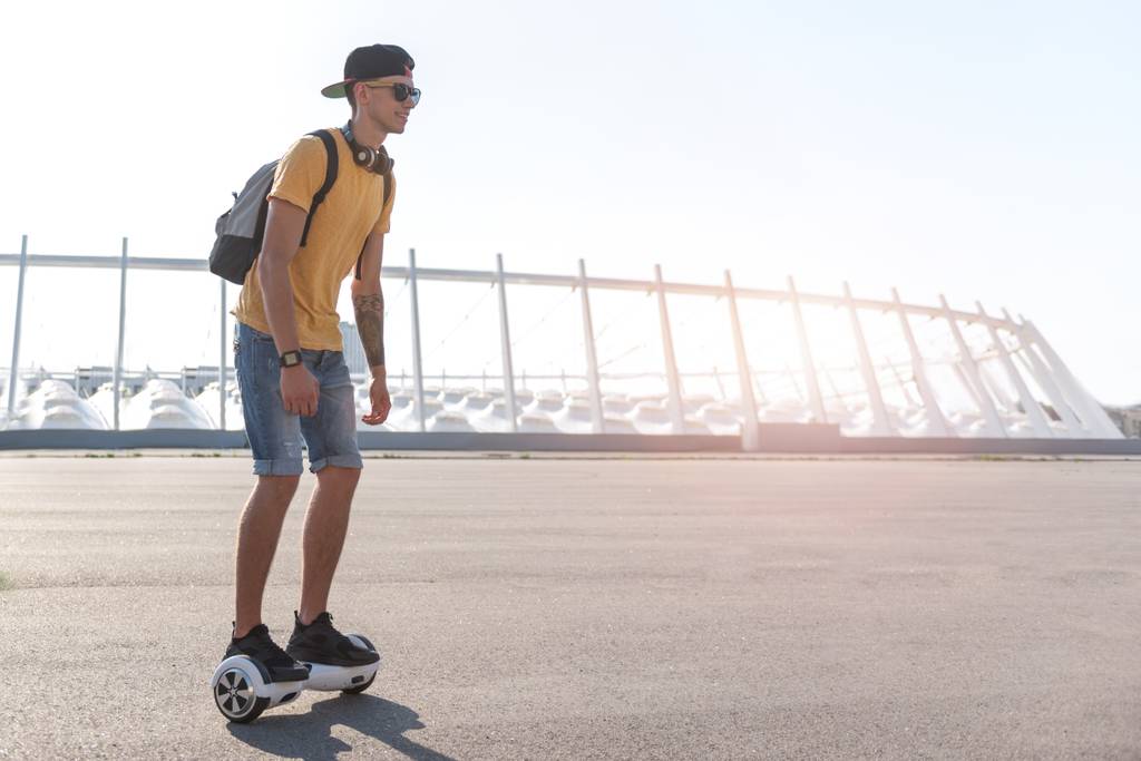 Hoverboard-Test: Seitenansicht eines Teenagers, der auf einem Hoverboard fährt