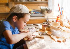 Kinder-Werkbank im Test: Modelle aus Holz eignen sich für etwa 5-jährige.