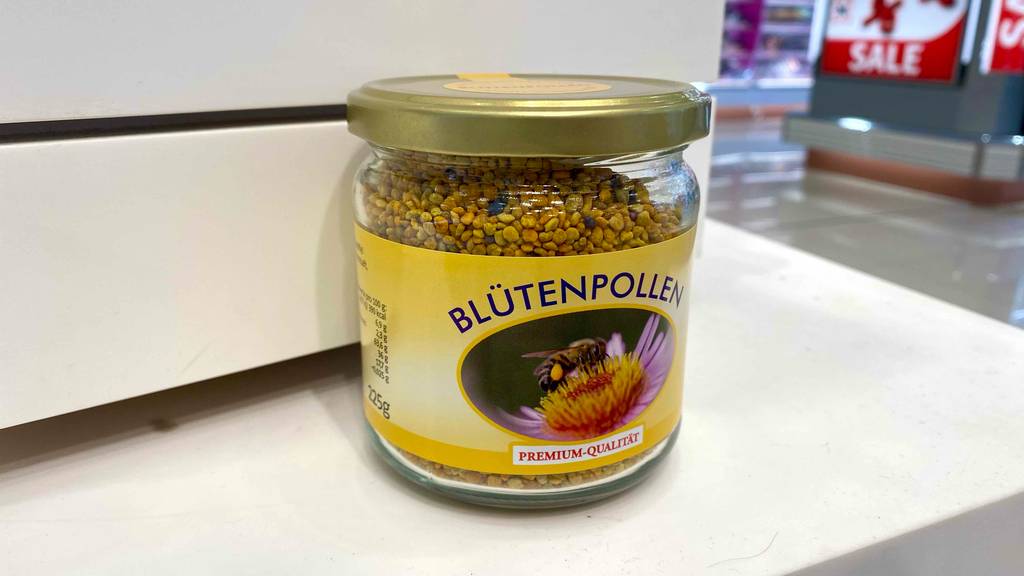 Blütenpollen im Test: Glas mit Blütenpollen steht in heller Umgebung.