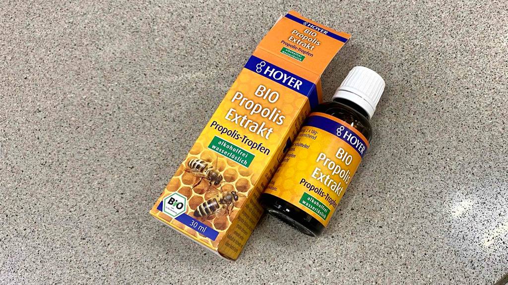 Propolis im Test: Propolis Verpackung und Flasche nebeneinander.